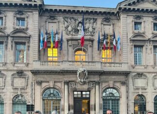 Φαρμάκης και Πατούλης διαδήλωσαν για την ειρήνη στη Μασσαλία