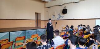 Επίσκεψη Iερόθεου στο Παπαστράτειο Γυμνάσιο Αγρινίου