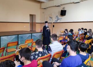 Επίσκεψη Iερόθεου στο Παπαστράτειο Γυμνάσιο Αγρινίου