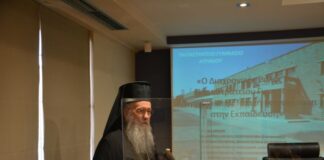 Προσφορά βιβλίων από το Μητροπολίτη Ναυπάκτου στο Παπαστράτειο Γυμνάσιο Αγρινίου