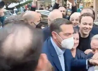 Δεκτός με… χειροφιλήματα ο Τσίπρας στο Αγρίνιο