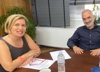 – Mήπως ξέρεις εσύ, Μίνα, γιατί “ξηλώνεται” ο ΕΟΠΥΥ στο Αγρίνιο; – Μάριε, στείλε μια ακόμη επιστολή στον Αρχιεπίσκοπο, αυτός θα ξέρει…