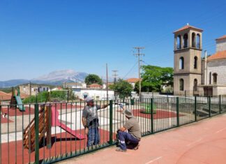 Δήμος Ξηρομέρου : Εργασίες συντήρησης της παιδικής χαράς Παπαδάτου