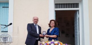 O Κώστας Λύρος συγχαίρει την Ολυμπία Βικάτου για την αναβάθμισή της