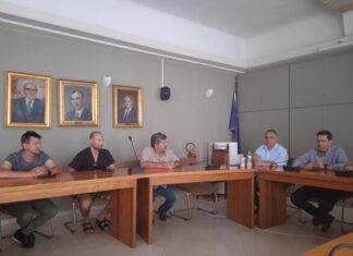 – Δήμαρχε τώρα που τα έσπασες με τη ΝΔ, μπορείς να έρθεις σε εμάς, με τους κυνηγούς και απλή αναλογική έχεις ελπίδες για βουλευτής