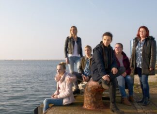 “Ανάμεσα σε Δύο Κόσμους” στον Ελληνίς