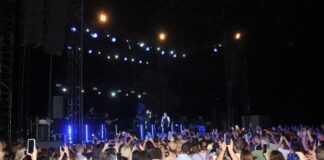 Βούλιαξε από κόσμο το λιμάνι του Μεσολογγίου στη συναυλία του Γιάννη Πλούταρχου