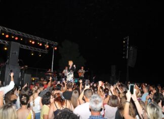 Κοσμοσυρροή για την Ελεωνόρα Ζουγανέλη στο Λιμάνι Μεσολογγίου