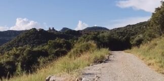 Πανό για τα χάλια του δρόμου προς το Ησυχαστήριο Μεταμορφώσεως του Σωτήρος, στην Παραβόλα