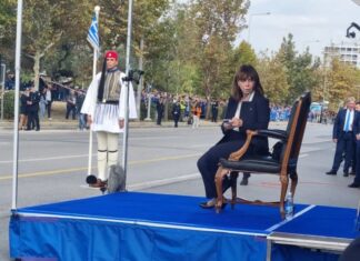 Η Σακελλαροπούλου δεν μπορεί χωρίς το κινητό της…