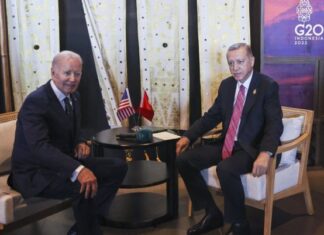 Κάνει την πλάκα του με τη Δύση