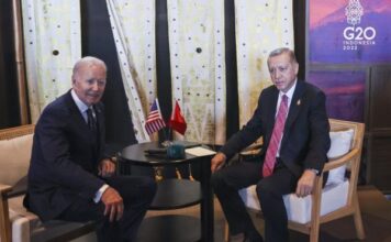 Κάνει την πλάκα του με τη Δύση