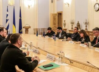 Δεν έχει ξαναγίνει: Ο σύντροφος της Προέδρου συμμετείχε μέχρι και στις επίσημες συνομιλίες στην Ουκρανία!