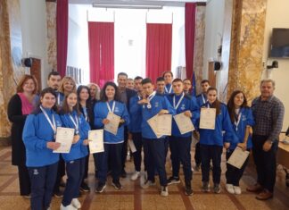 Εύσημα στους 14 διακριθέντες μαθητές του ΕΝ.Ε.Ε.ΓΥ.Λ Αγρινίου από το Δήμαρχο