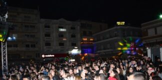 Κατάμεστη η κεντρική πλατεία του Μεσολογγίου στη συναυλία των Alcatrash!