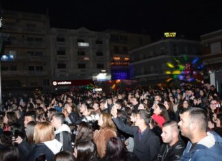 Κατάμεστη η κεντρική πλατεία του Μεσολογγίου στη συναυλία των Alcatrash!