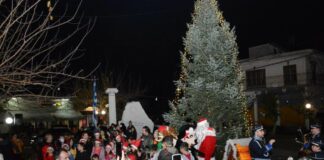Φωταγωγήθηκαν τα χριστουγεννιάτικα δένδρα σε Αιτωλικό, Κατοχή, Νεοχώρι και Ευηνοχώρι