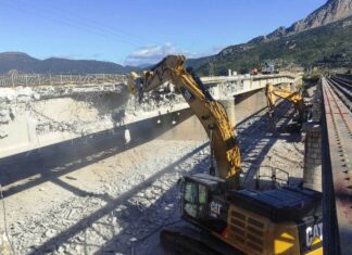 Εύηνος : Κατεδαφίζεται η παλιά γέφυρα, παραδίδεται η πρόχειρη