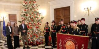 Στον Πρωθυπουργό και στα παιδιά της «Φλόγας» έψαλε τα κάλαντα η Φιλαρμονική της Αμφιλοχίας