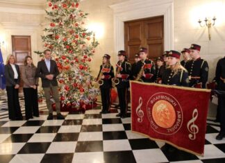 Στον Πρωθυπουργό και στα παιδιά της «Φλόγας» έψαλε τα κάλαντα η Φιλαρμονική της Αμφιλοχίας