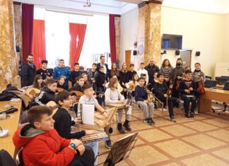 Κάλαντα από τους μαθητές του Μουσικού Σχολείου Αγρινίου στο Δήμαρχο