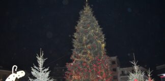 Λαμπερή φωταγώγηση του Χριστουγεννιάτικου δέντρου στο Μεσολόγγι
