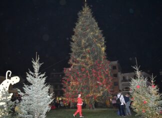 Λαμπερή φωταγώγηση του Χριστουγεννιάτικου δέντρου στο Μεσολόγγι