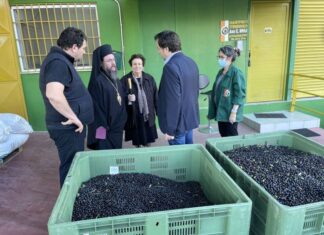 Στο ελαιοτριβείο και τις εγκαταστάσεις της “Μήλας Τρόφιμα” ο Μητροπολίτης Δαμασκηνός