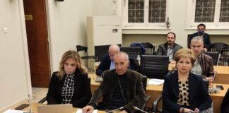 Διαμεριζόμενοι τα ιμάτια του «Αγρίνιο Μπορείς», έβαλλον κλήρον