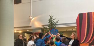 Όταν τα παιδιά στολίζουν με αγάπη τα χριστουγεννιάτικα δέντρα της πόλης μας