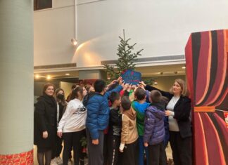 Όταν τα παιδιά στολίζουν με αγάπη τα χριστουγεννιάτικα δέντρα της πόλης μας