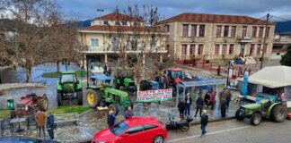 Καινούργιο : Οι αγρότες έβγαλαν τα τρακτέρ στην πλατεία