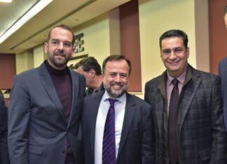 – Εσείς τι λέτε, με ποιον από τους δυο;