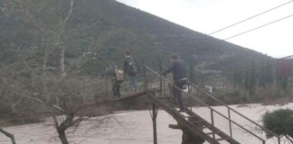 Nαυπακτία : Οι μαθητές επέστρεψαν στο σπίτι τους μέσω της συρμάτινης γέφυρας