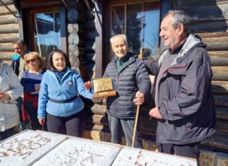 ΕΟΣ Αγρινίου: Βράβευσε τον παλιό πρόεδρό του, που στα 92 του ανέβηκε στην ψηλότερη κορυφή των Βαρδουσίων