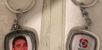 Κωνσταντόπουλος: Πήρε δώρο µια σακούλα γεµάτη από µπρελόκ µε το όνοµα και τη φωτογραφία του