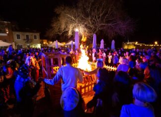 Ναύπακτος : Πλήθος κόσμου στο Λιμάνι για τους Νταβάδες και το Χορό των Σκλαραίων