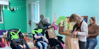 Μέλη του ομίλου inner wheel στο ειδικό δημοτικό σχολείο Μαρία Δημάδη