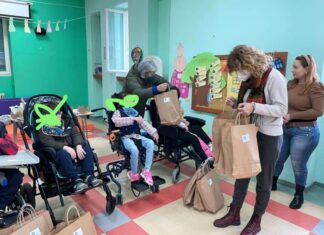 Μέλη του ομίλου inner wheel στο ειδικό δημοτικό σχολείο Μαρία Δημάδη