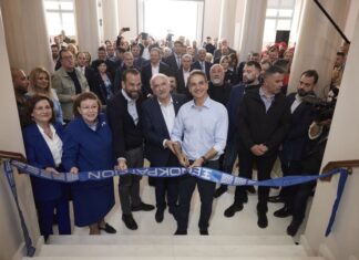 Ο ένας του κρατά το χέρι για να μην κοπεί, οι άλλες ντυθήκανε στα μπλέ… Ό,τι να ‘ναι