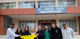 Παναιτωλικός: Παίκτες μοίρασαν αθλητικό εξοπλισμό και δώρα στο 2ο Δημοτικό σχολείο Νεάπολης