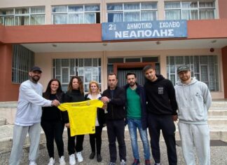 Παναιτωλικός: Παίκτες μοίρασαν αθλητικό εξοπλισμό και δώρα στο 2ο Δημοτικό σχολείο Νεάπολης