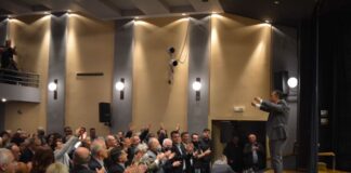 «Σείστηκε» το Παπαστράτειο Μέγαρο στο Αγρίνιο στην ομιλία του Δημήτρη Κωνσταντόπουλου