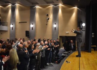 «Σείστηκε» το Παπαστράτειο Μέγαρο στο Αγρίνιο στην ομιλία του Δημήτρη Κωνσταντόπουλου