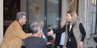 Η Χριστίνα Σταρακά δίπλα στους κατοίκους χωριών του Αρακύνθου και της Μακρυνείας