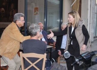 Η Χριστίνα Σταρακά δίπλα στους κατοίκους χωριών του Αρακύνθου και της Μακρυνείας