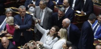 Ορκωμοσία στη Βούλη : Η Σταρακά φωτογράφιζε το θεωρείο και ο Παπαθανάσης τον εαυτό του