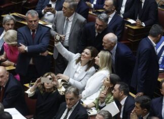 Ορκωμοσία στη Βούλη : Η Σταρακά φωτογράφιζε το θεωρείο και ο Παπαθανάσης τον εαυτό του