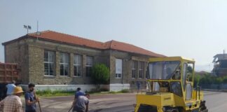 Eργασίες στον αύλειο χώρο του 1ου Δημοτικού Σχολείου στο Παναιτώλιο