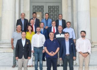 Mε «οικογενειακή» φωτογραφία ανακοίνωσε τους παλιούς ο Γ. Παπαναστασίου